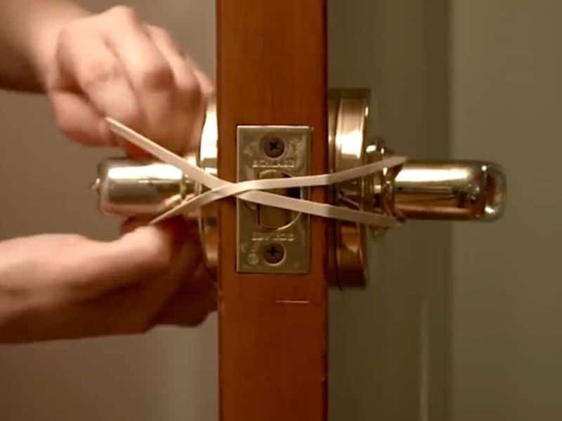 Rubber band as a makeshift door stopper